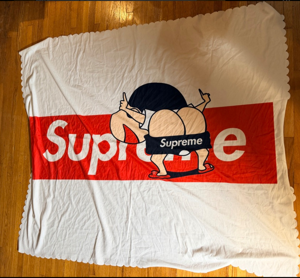 Shin-Chan Cartoon Graphic Throw Blanket White Red Scalloped Edge